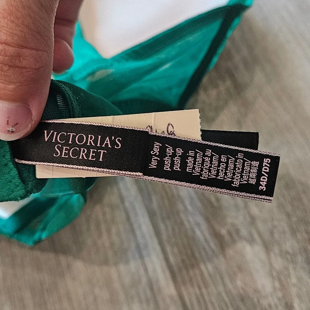 Victoria's Secret Very Sexy Shine Strap Push-Up Bra Size 34D Green Lace Trim